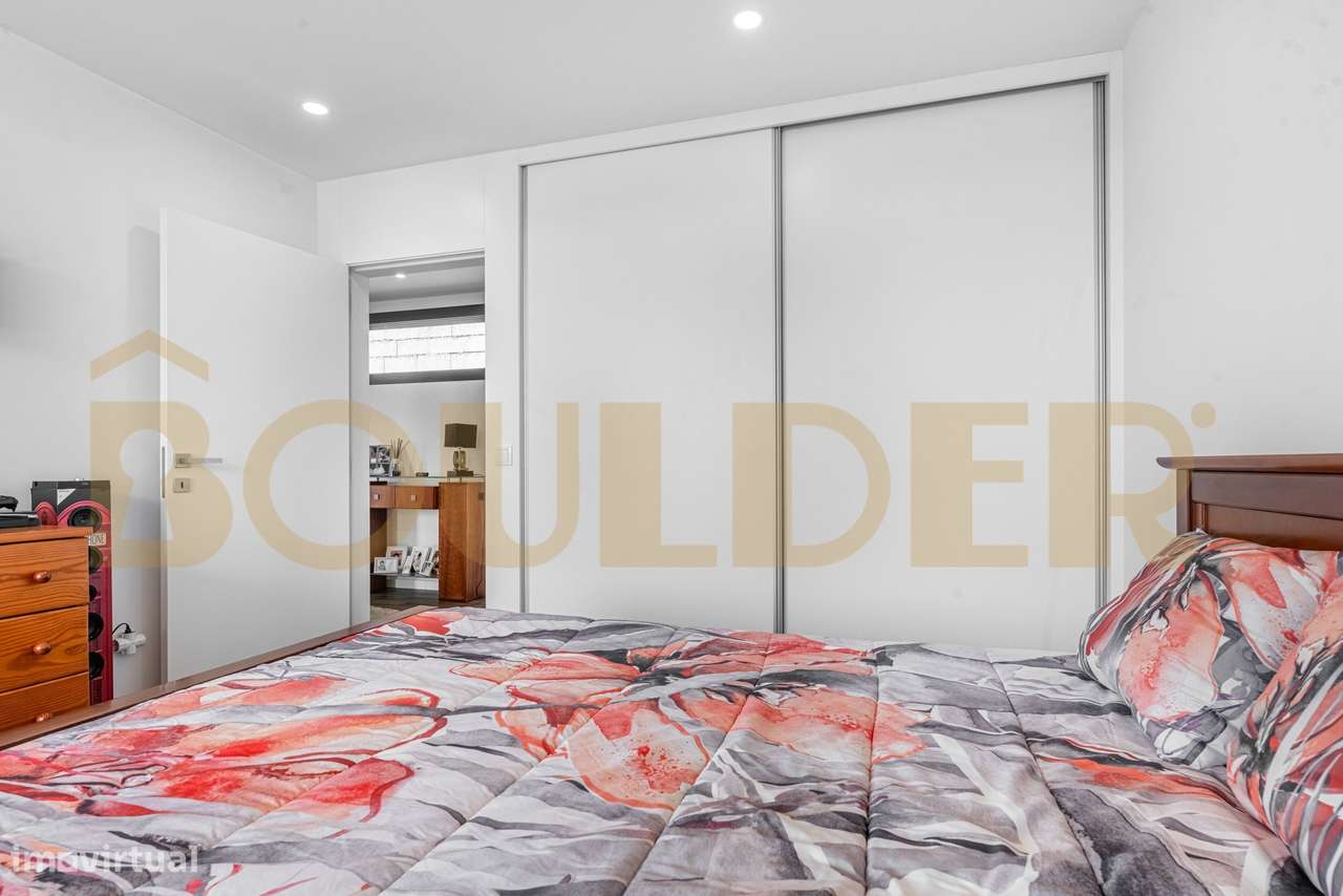 Moradia Térrea T4 de Arquitetura Moderna com Piscina-7