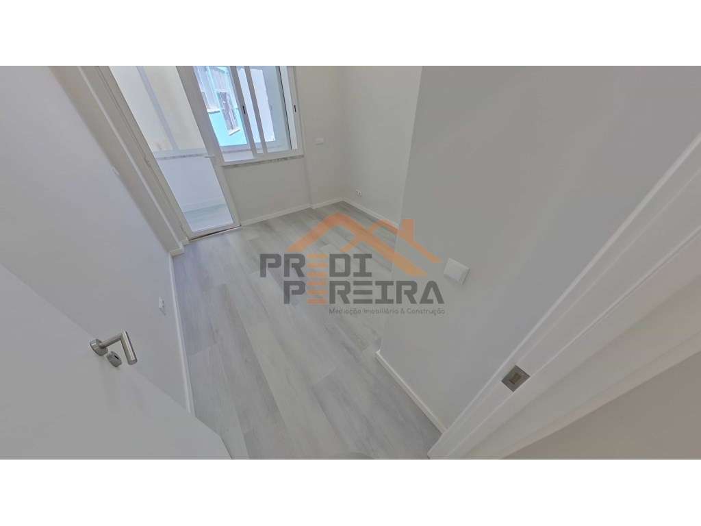 Situado no centro da Amadora. T1 com varanda, remodelado.-21