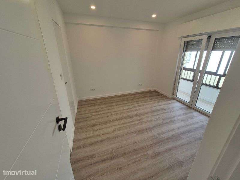 AGUALVA - T2 com 2 casas de banho e varanda - TOTALMENTE REMODELADO - Grande imagem: 5/12