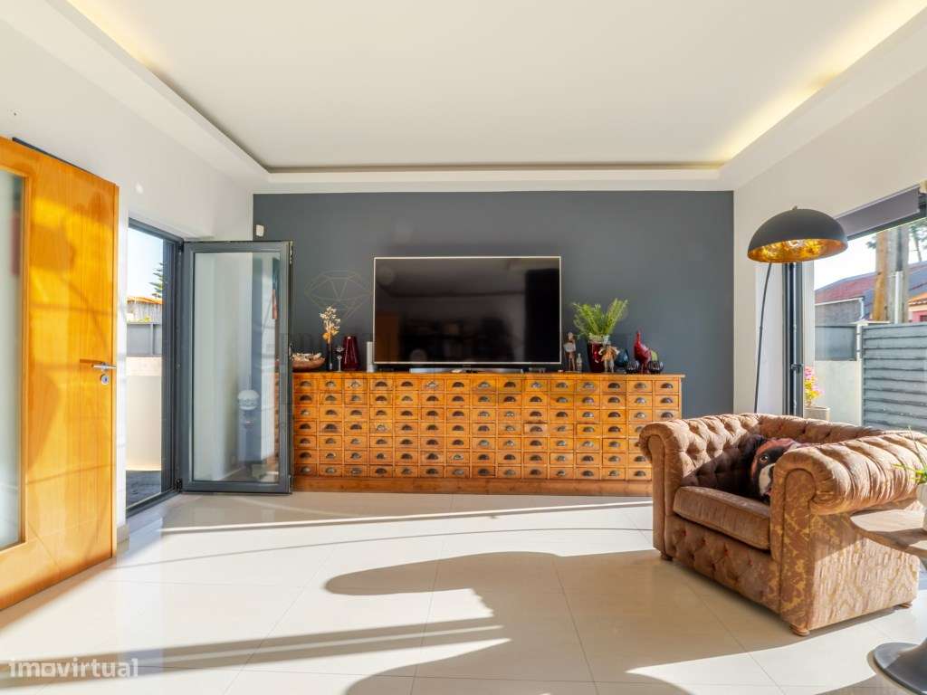 Moradia T4 na Aroeira, contemporânea com piscina e cave-8