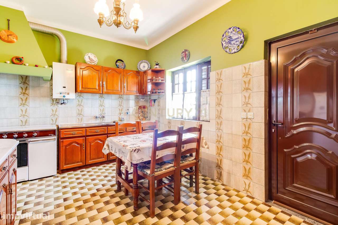 Moradia T4 com Potencial para 2 Frações  Terreno de 8.480 m²  Torres N-15