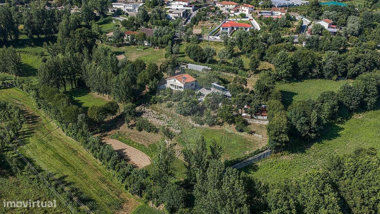 Moradia T4 com Terreno e Árvores de Fruto em Moure, Vila Verde-24