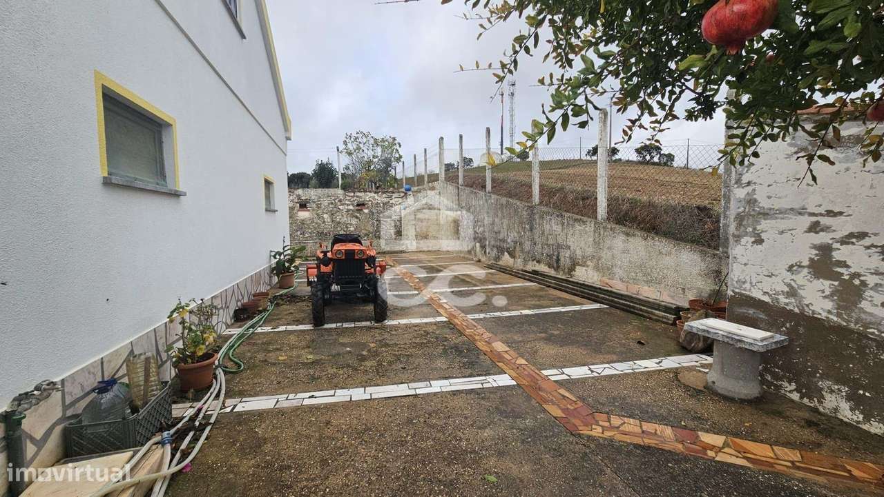 Moradia V4 com 174 M2, aproveitamento de sótão, garagem para 2 viatura-5