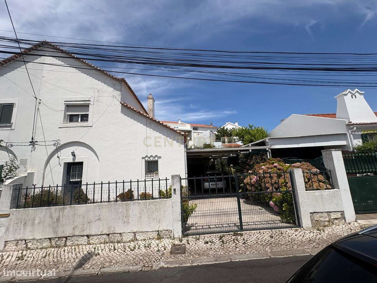 Moradia Geminada em Almada com Estacionamento e Luz Natural-13