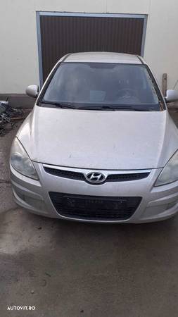 Oglinda stanga Hyundai I30 1.4 benzina an 2007- - 1