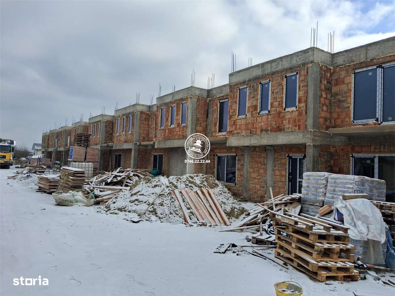 Case insiruite , 4 camere , P+1E - central in Valea Lupului-8