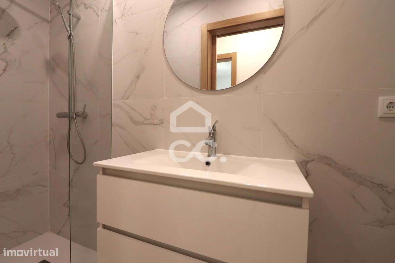 Moradia totalmente remodelada com 6 apartamentos T2 junto à Dias da Si-29