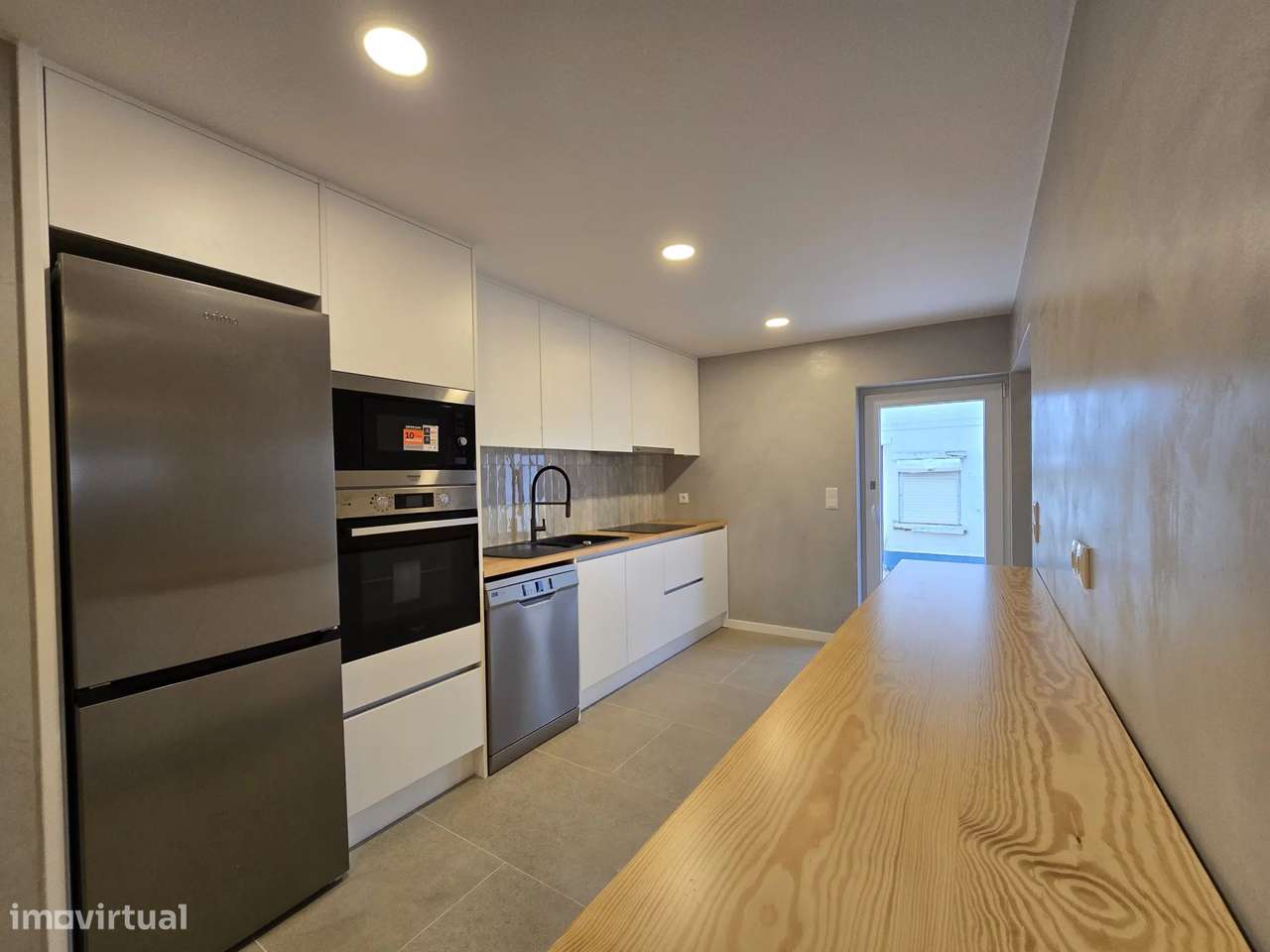 A casa onde o seu futuro começa – Moradia T3 remodelada, moderna e lum-17