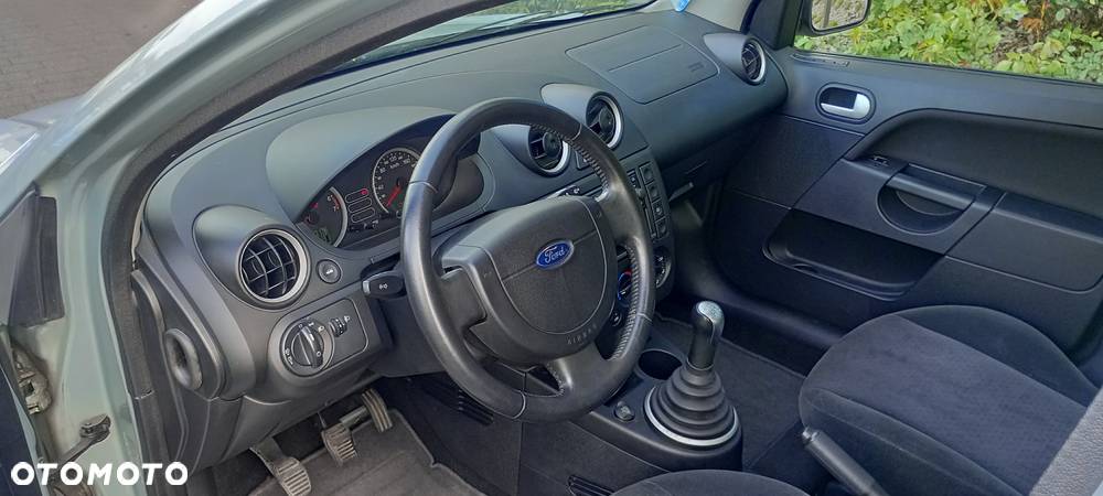 Ford Fiesta 1.4 Ghia - 14