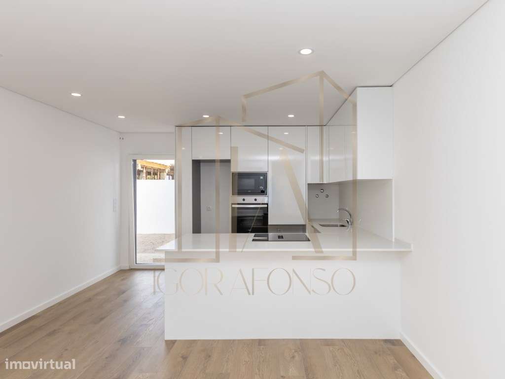 Moradia Geminada T3 com Suíte e Ótimo Espaço Exterior-2