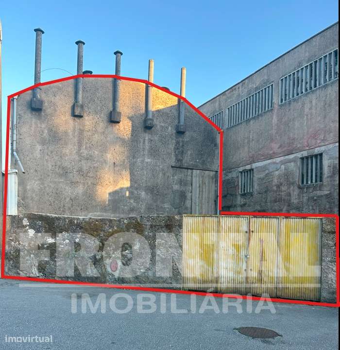 Terreno com Casa e Armazém - 423 m2 | Milheirós, Maia - Grande imagem: 2/17