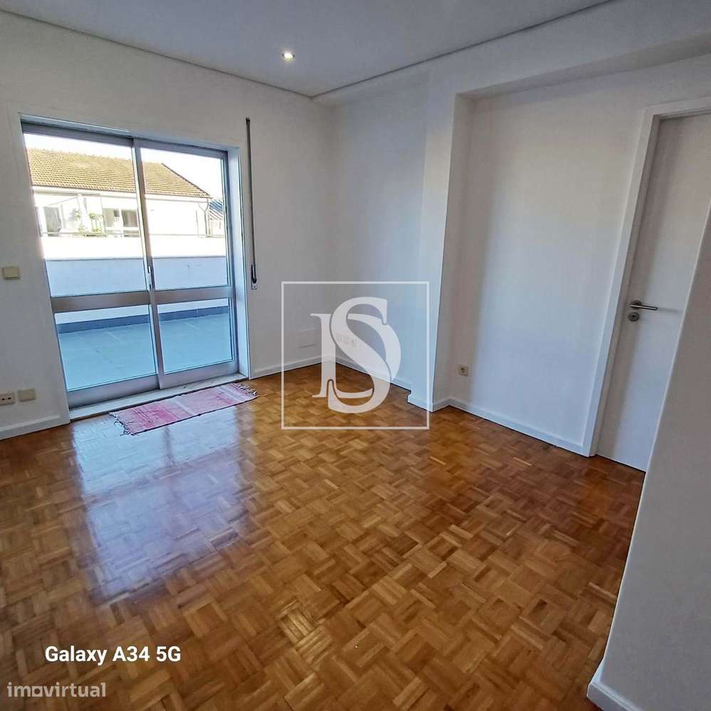 Excelente T2 com terraço e garagem em Box-5