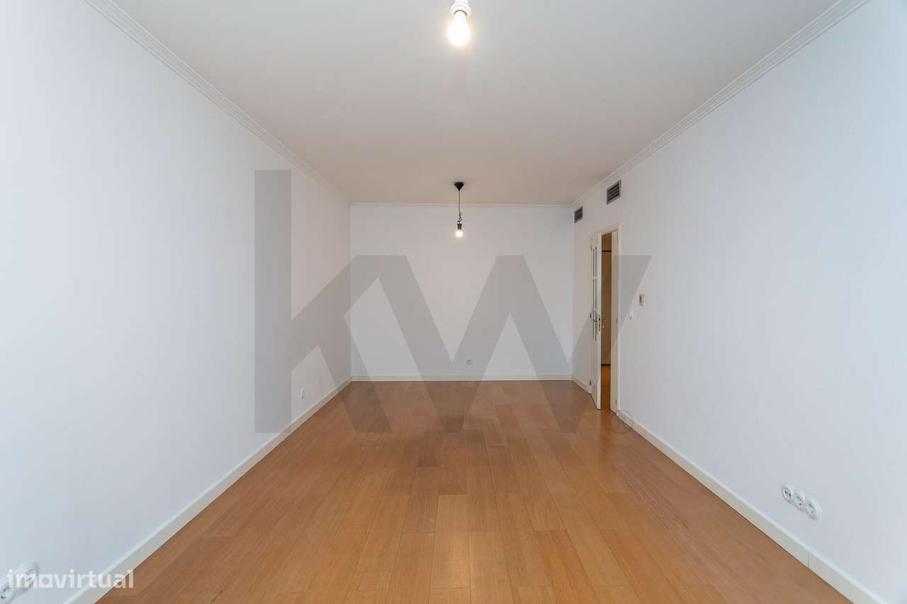 Praça de Espanha | T1 c/ estacionamento e varanda em Edf. de prestígio-6