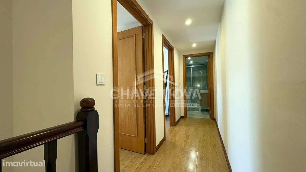 Apartamento T2 Duplex Renovado com Terraço, Garagem Box e 3 WC-7