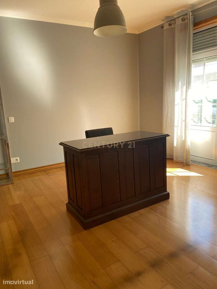 Espaço, Elegância e Localização Privilegiada – Andar de Moradia T5 no-7
