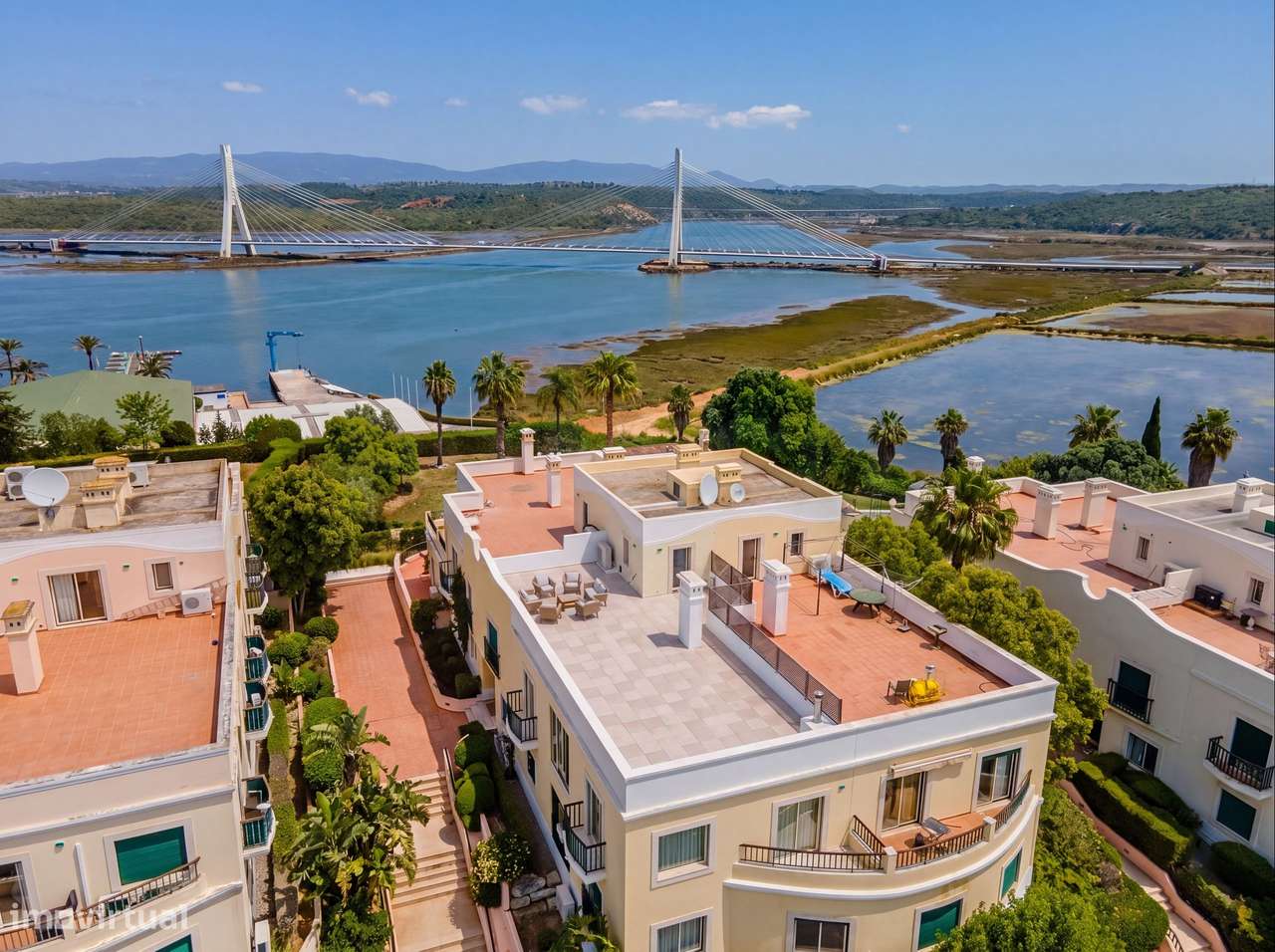 Apartamento T2 Moderno com Rooftop Privado & Vistas Panorâmicas e Gara-0