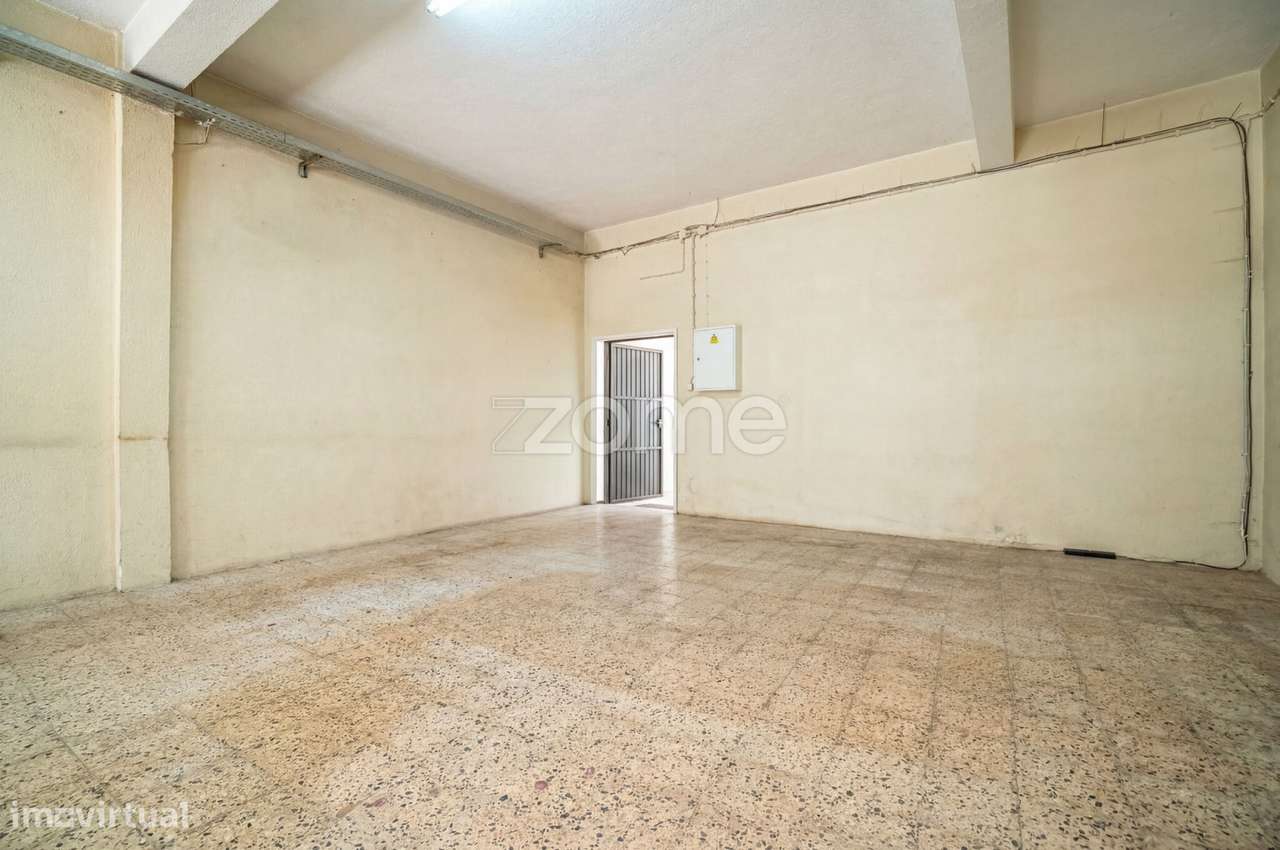 Moradia Geminada T4 com Jardim e Garagem em Zona Tranquila de Camarate-13