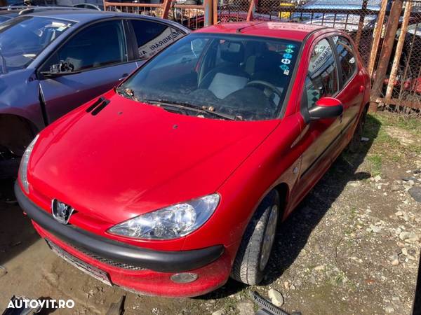 Dezmembrez Peugeot 206 1.4 HDI 2004 8HX - 1