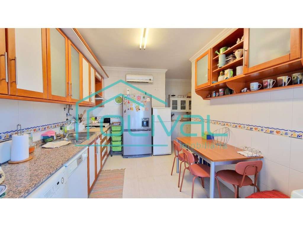 T4 com Arrecadação e Garagem Box no Centro de Benavente - Excelente...-9