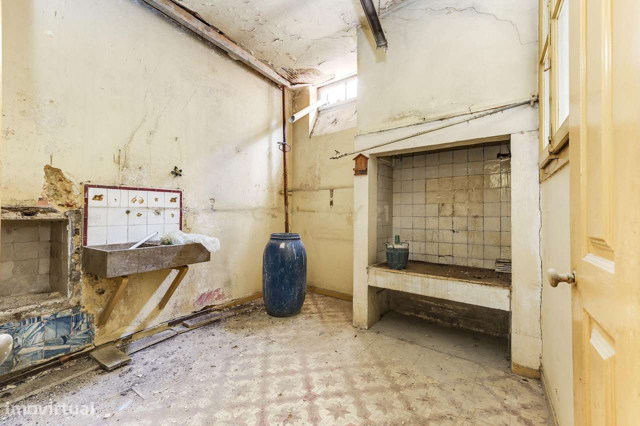 Prédio para reabilitação total em Cacilhas – excelente oportunidade de-13