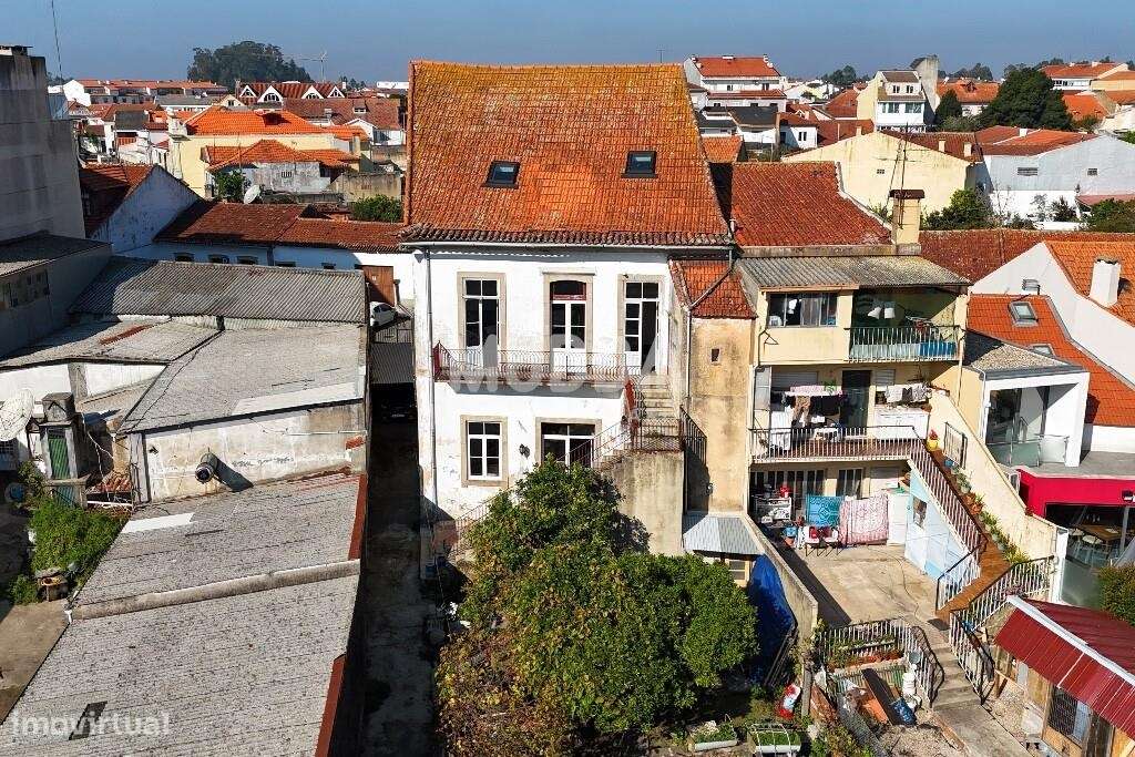 Moradia T9 no Centro de Ovar - Potencial para Turismo | Moradia Bifami-4