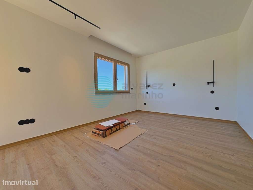 Moradia T4 Independente de Design Contemporâneo com Piscina e Garagem-13