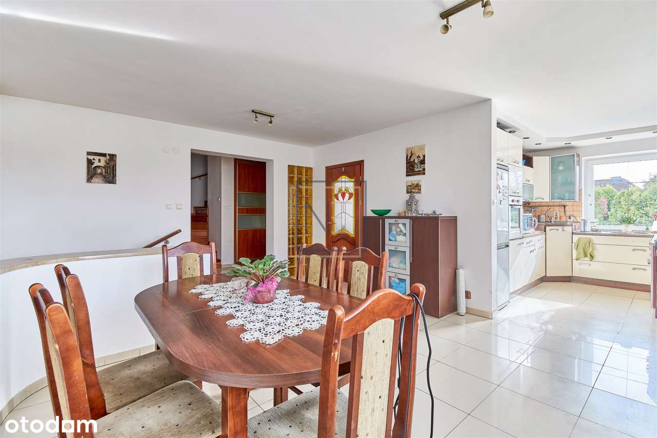 Piętrowy dom z piwnicą, tarsem i ogrodem pod lase-8