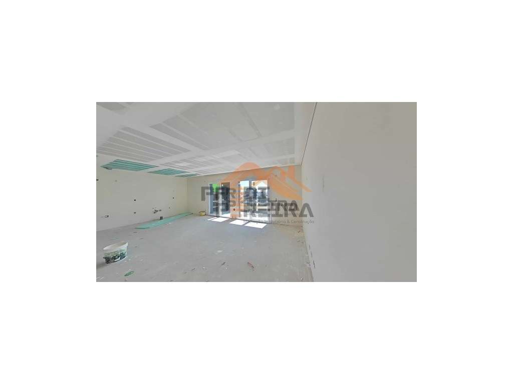 Apartamento T3, localizado em Santo António dos Cavaleiros. - Grande imagem: 4/22