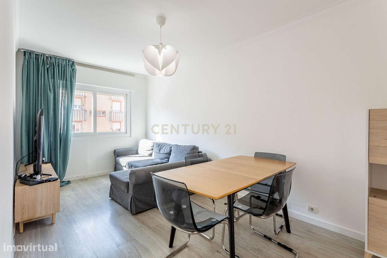 Apartamento T2 com vista desafogada em Santo António dos Cavaleiros-2