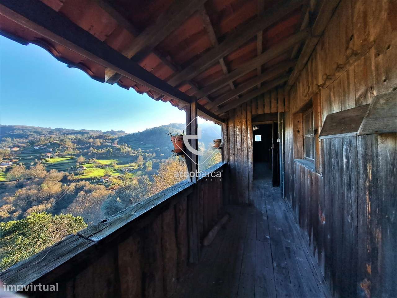 Vende-se edificio constituido por 3 pisos afecto a comercio/habitação - Grande imagem: 2/23