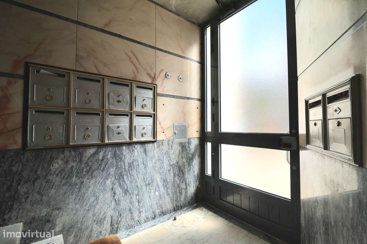 Venda de atelier convertido em habitação a estrear T4 Venteira Amadora-17