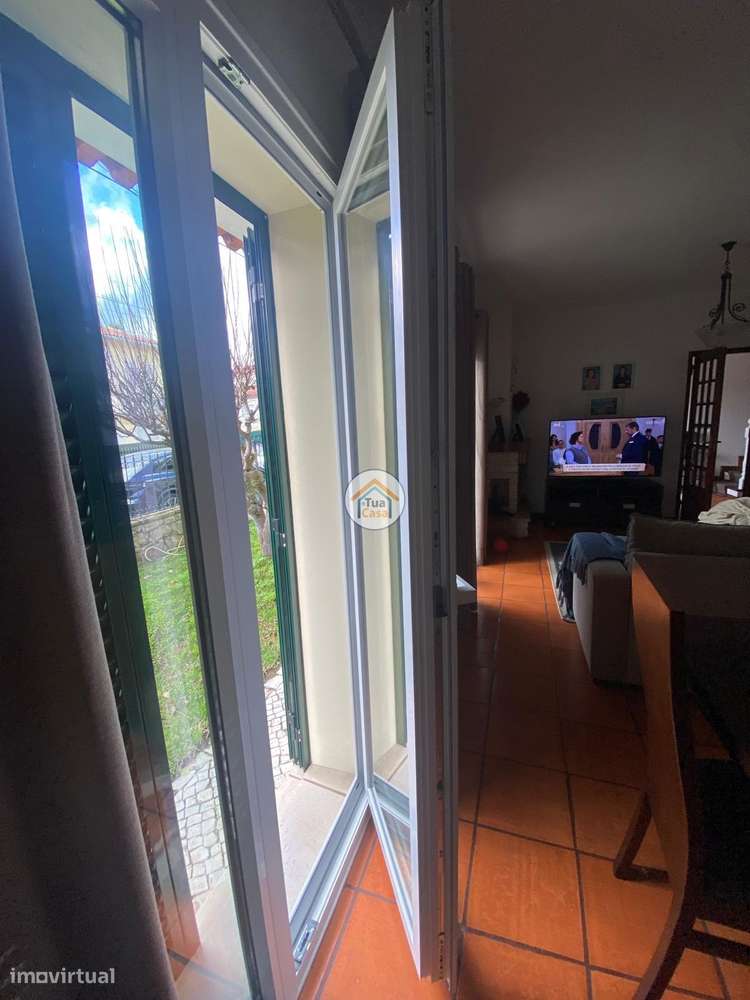 Moradia Geminada  de um dos lados do outro tem entarada e jardim em to-28