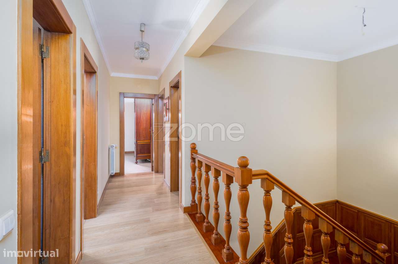 Moradia T4 (espaçosa) em Casais de Mem Martins-1