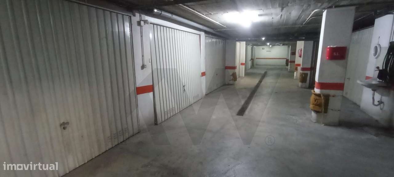 Oportunidade Única: Garagem Box com 16 m2 na Encosta do Sol-11