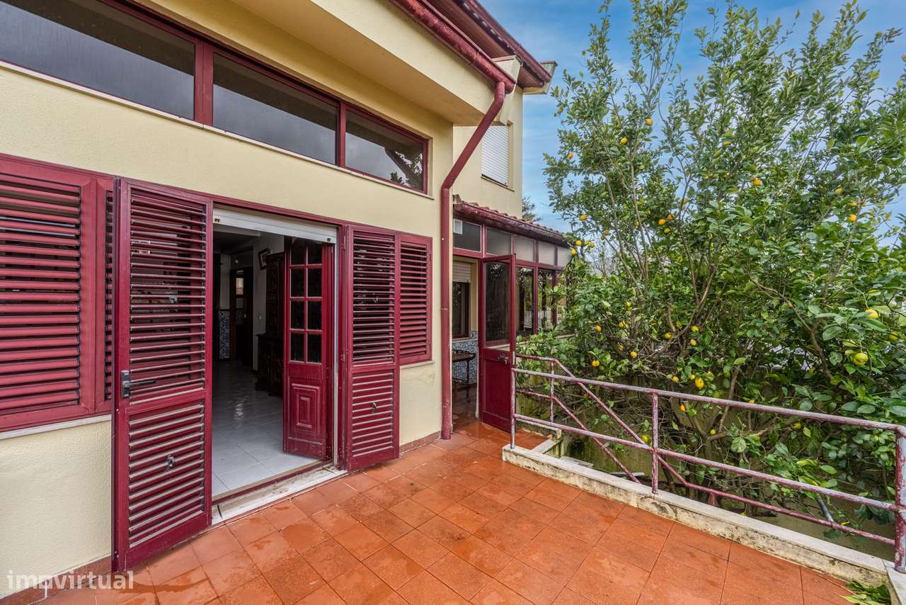 Moradia T4 de gaveto em Nogueira-14