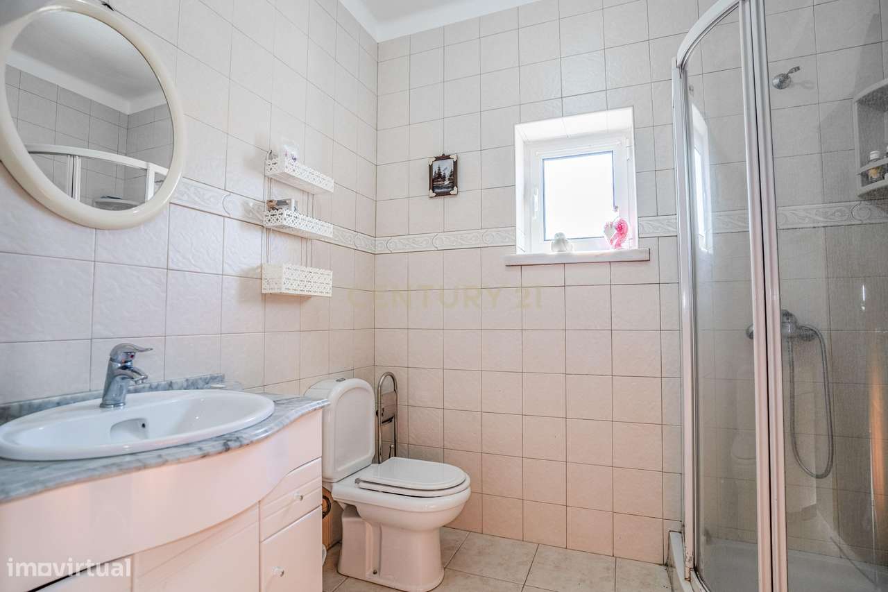 Moradia Bifamiliar com 2 Armazéns de Grande Dimensão-12