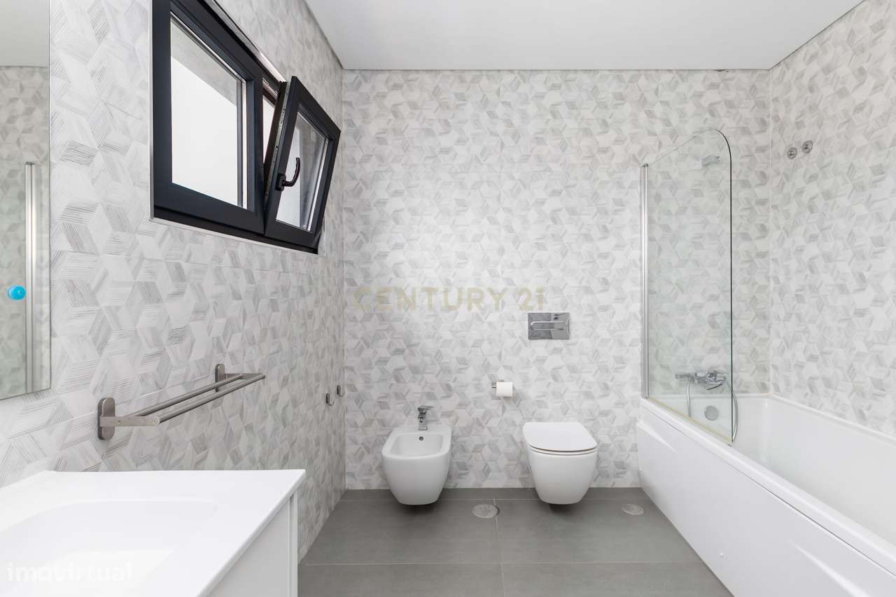 Moradia Isolada T4 de Prestígio – Bairro de São João, Sobreda-50