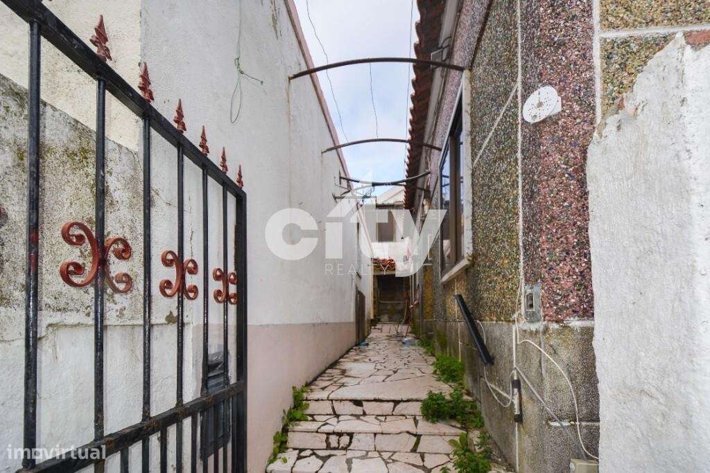 MORADIA T3 + COMÉRCIO EM TERRENO EM GAVETO COM ELEVADO POTENCIAL EM CA - Grande imagem: 4/37