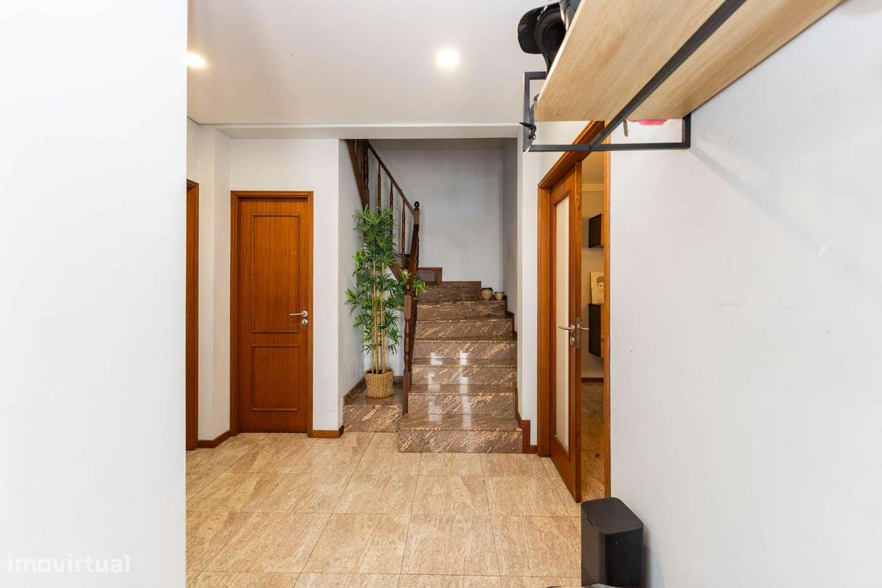 Moradia T3+1 Renovada em Fânzeres (Seixo).Garagem, Jardim e...-13
