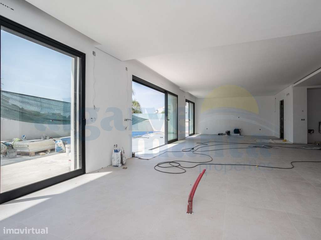 Moradia T4 de Arquitetura Contemporânea com Piscina, Rooftop e Vist...-15