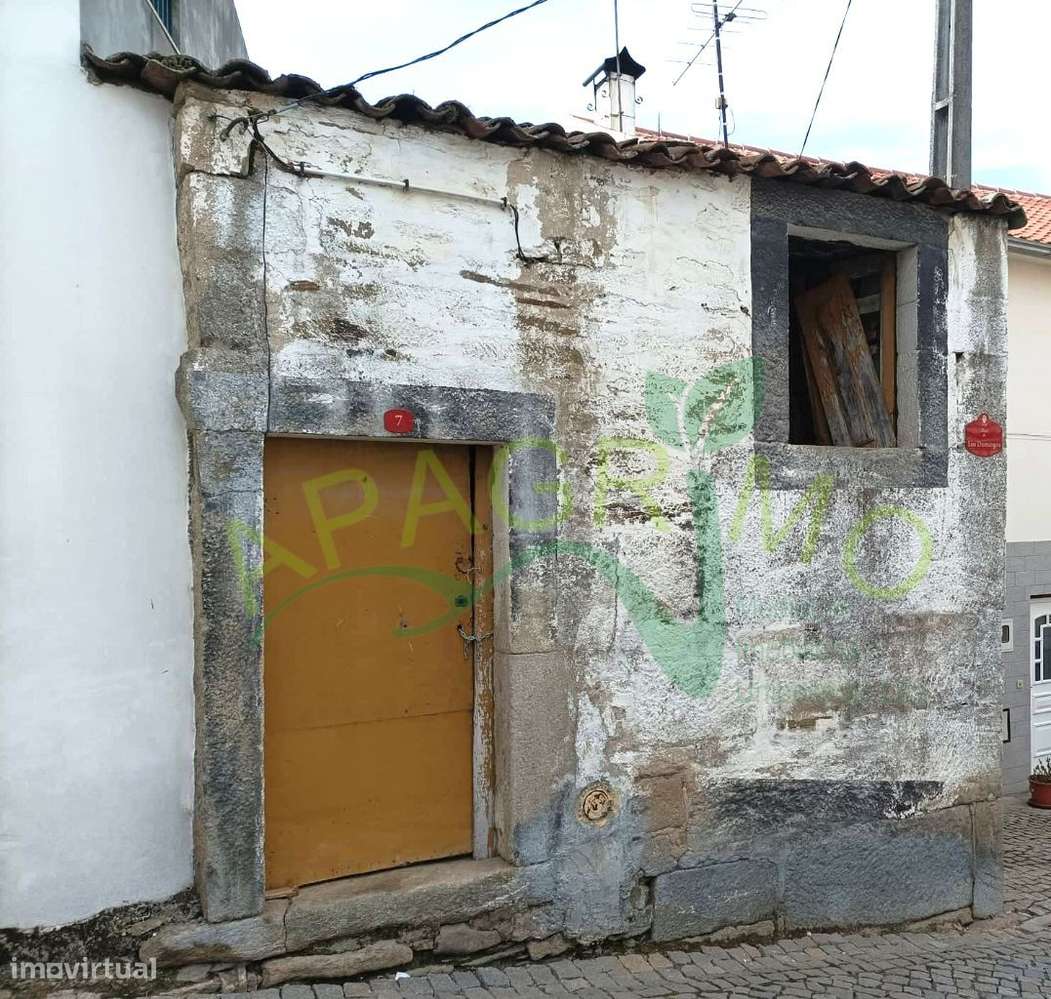 Casa para reconstrução em Trevões - Grande imagem: 2/9