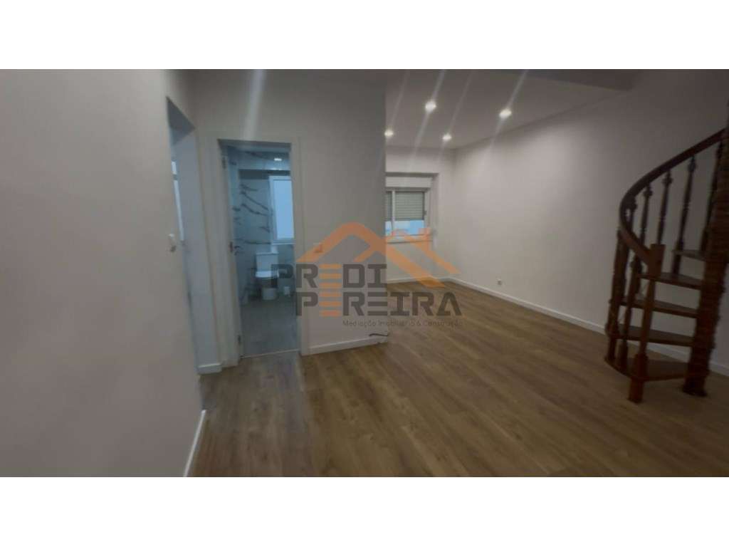 T2+1 (sótão) remodelado, perto do Metro da Amadora. - Grande imagem: 5/22