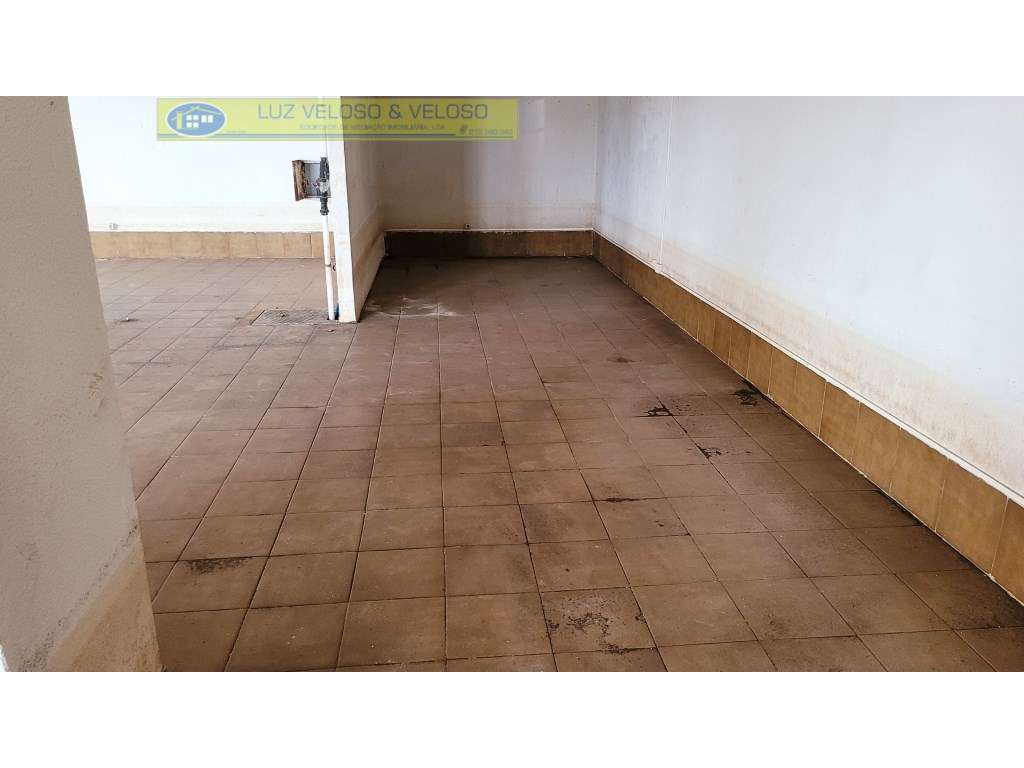 Loja de 38,27 m2 com cave de 300,00 m2. Alto do Seixalinho, Barreiro.-15