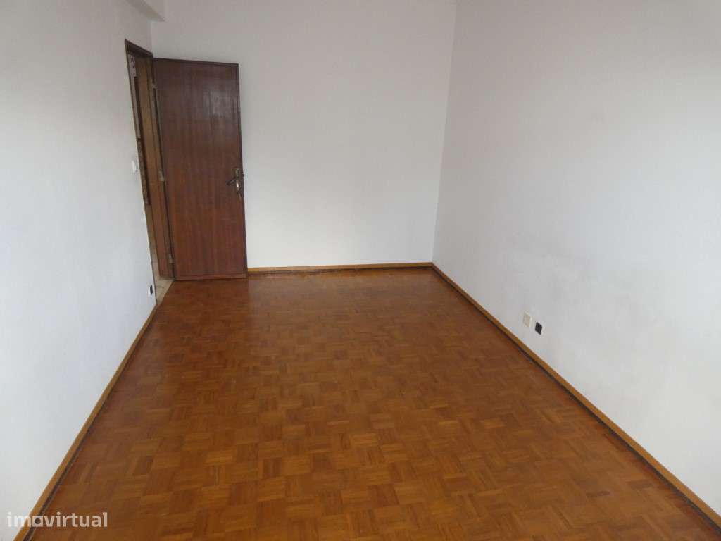 Apartamento T3 com boas áreas na Mina de Agua-Amadora-7