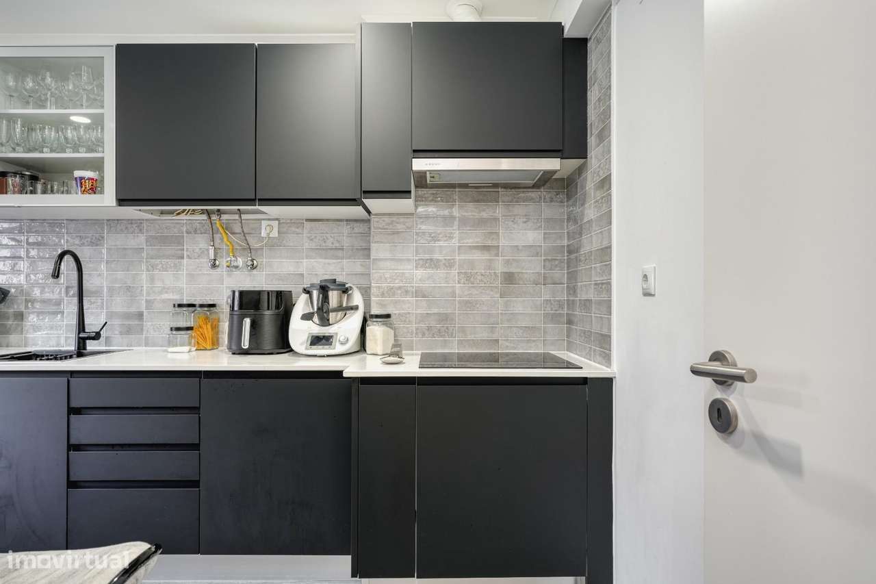 Apartamento T2+1 Totalmente Remodelado no Casal do Marco, Seixal-12