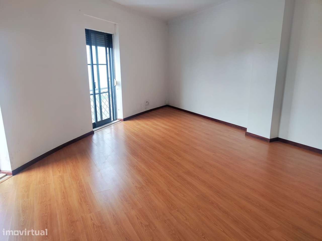 Moradia geminada (ponta), r/c e 1º andar, a 5min. do centro da cidade!-10