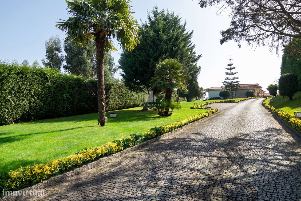 Moradia T6 Exclusiva com terreno de cerca 4.000 m² e Piscina Privada e-58