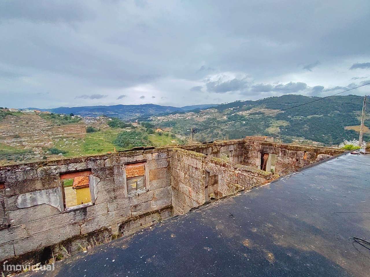 Moradia para reconstruir com terreno, refúgio paradisíaco perto da pra - Grande imagem: 5/13