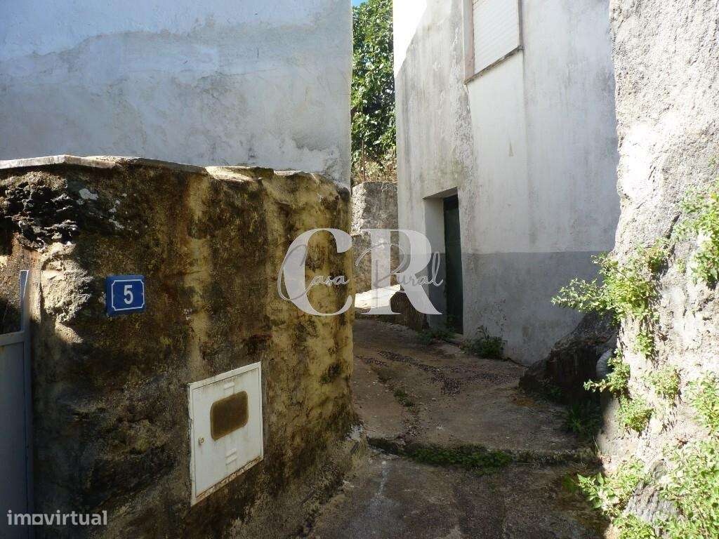 Duas casas habitáveis numa aldeia tradicional de montanha em Alvares,-51