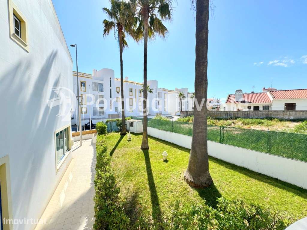 Apenas 5 min da Praia! T0 mobilado com acesso a piscina e excelente...-11